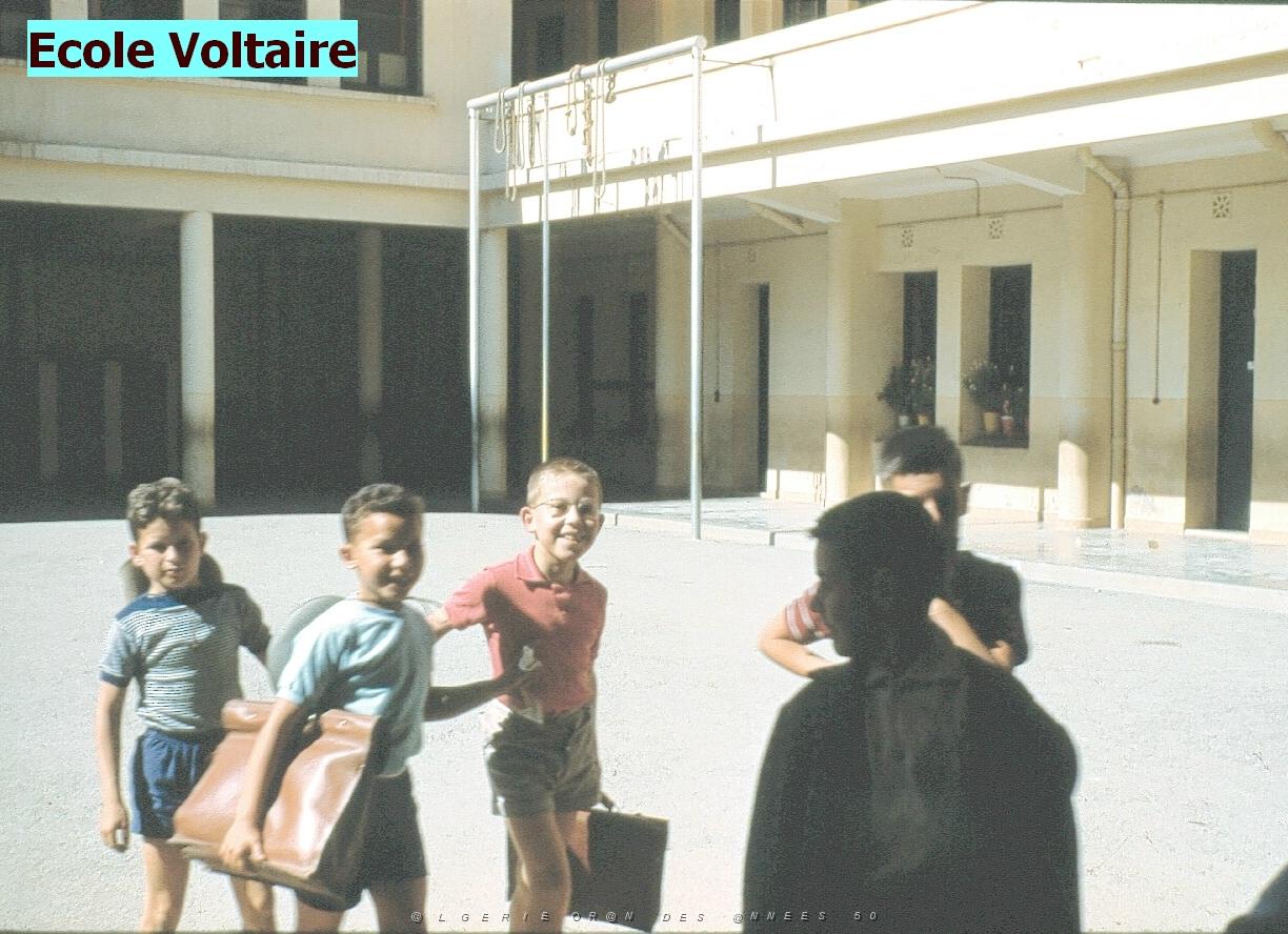 3 MARC  ENFANT EN POLO ROUGE.JPG